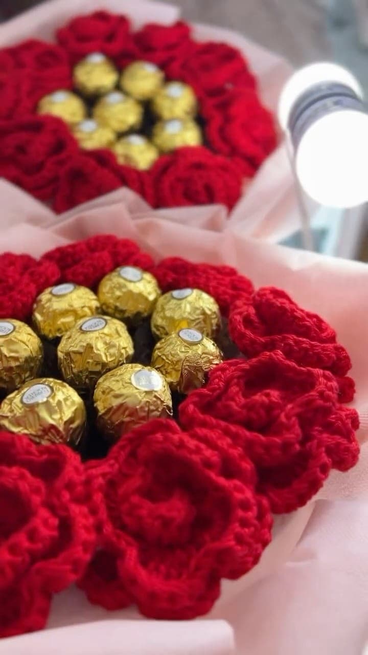 Bouquet di rose rosse all'uncinetto con cioccolatini