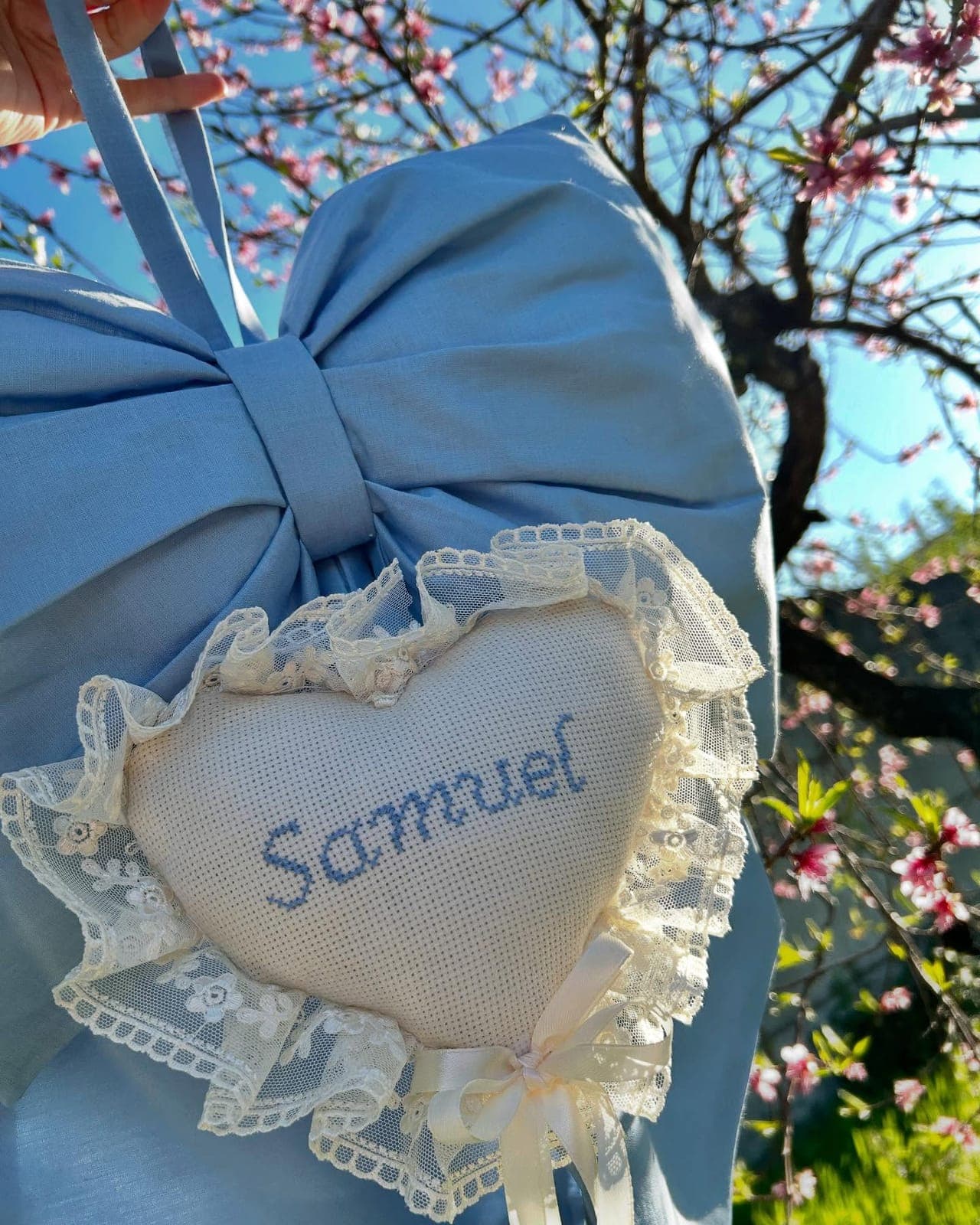 Fiocco nascita azzurro con cuore in pizzo e il nome Samuel