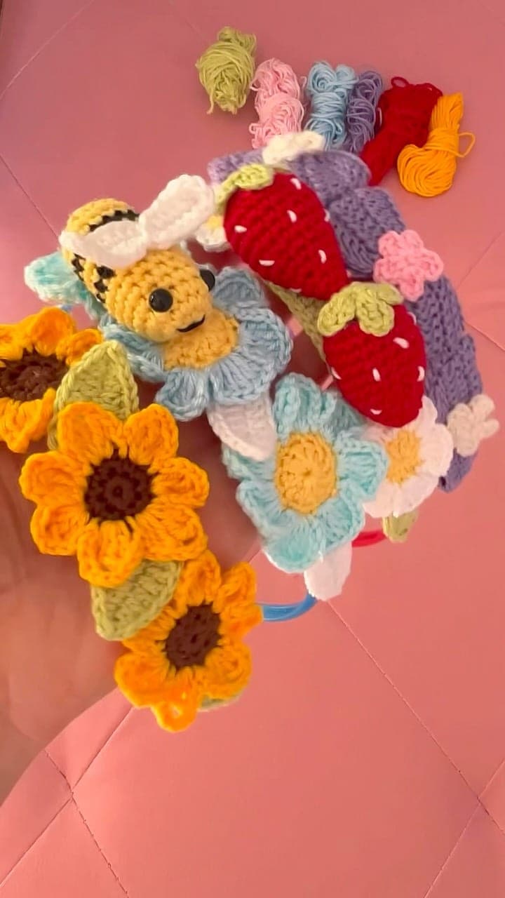 Fiori all'uncinetto: girasoli, margherite, fragole e un'ape