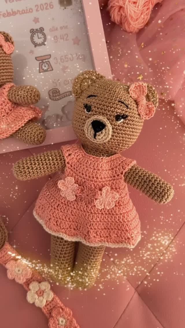 Orsetta amigurumi con vestitino rosa a fiori all'uncinetto