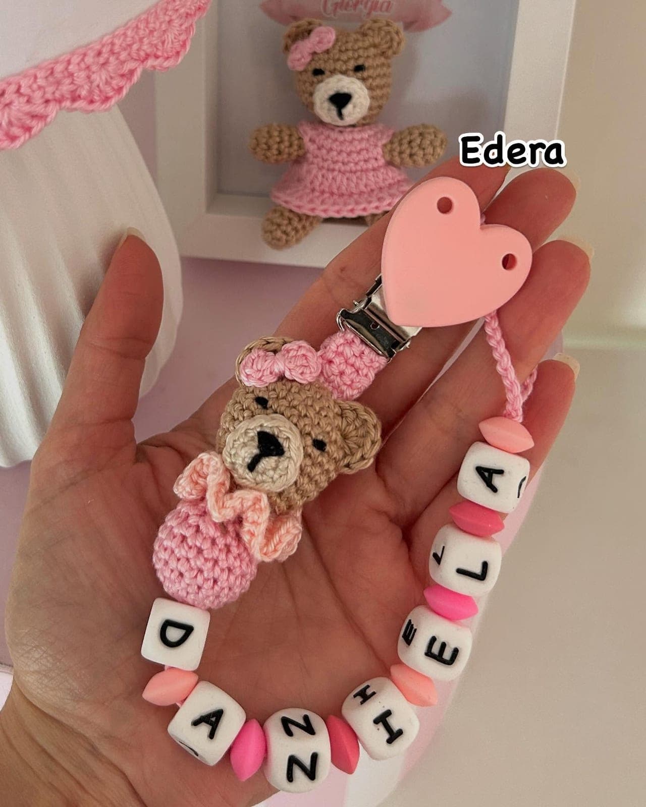 Portaciuccio rosa con orsetta amigurumi e il nome Daniela